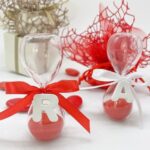 Bomboniera clessidra sabbia rossa con lettera in gesso