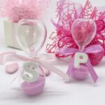 Bomboniera clessidra sabbia rosa e con lettera in gesso