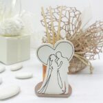 MINI PROFUMATORE CON SPOSI RACCHIUSI IN UN CUORE BOMBONIERE MATRIMONIO