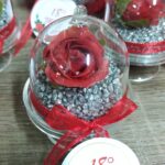 Alzatina Plex con rosa rossa